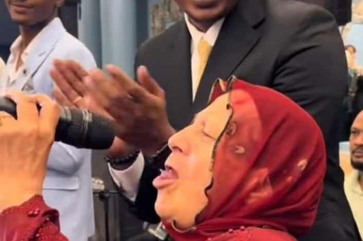 شاهد بالصورة والفيديو.. سيدة مصرية تخطف "المايك" من الفنان مهاب عثمان وتطلق "زغرودة" مع وصلة رقص جميلة خلال حفل زواج سوداني بالقاهرة 1 451206046 794638272880400 8507359576077734730 n