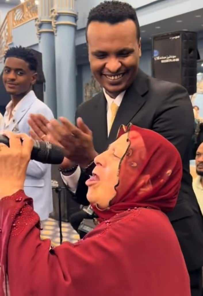 شاهد بالصورة والفيديو.. سيدة مصرية تخطف "المايك" من الفنان مهاب عثمان وتطلق "زغرودة" مع وصلة رقص جميلة خلال حفل زواج سوداني بالقاهرة 10 451206046 794638272880400 8507359576077734730 n