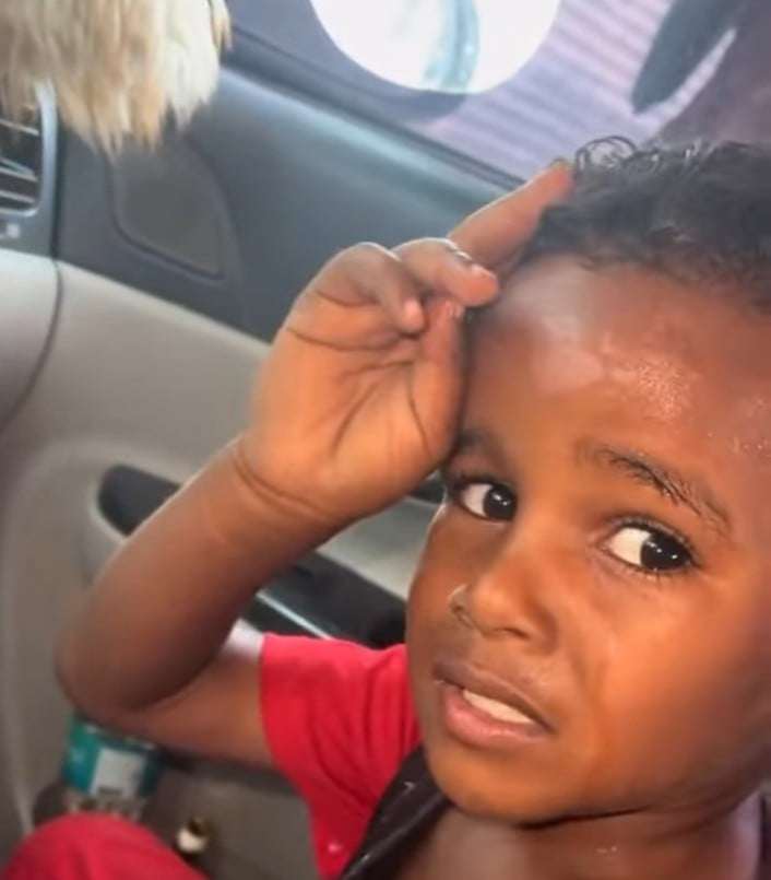 شاهد بالصورة والفيديو.. (الأغنية دي دمرتني عديل) طفل سوداني يبكي بحرقة عند سماعه إحدى أغنيات الربابة ويثير ضحكات الجمهور 10 451442454 466616369466816 5515437055922010449 n