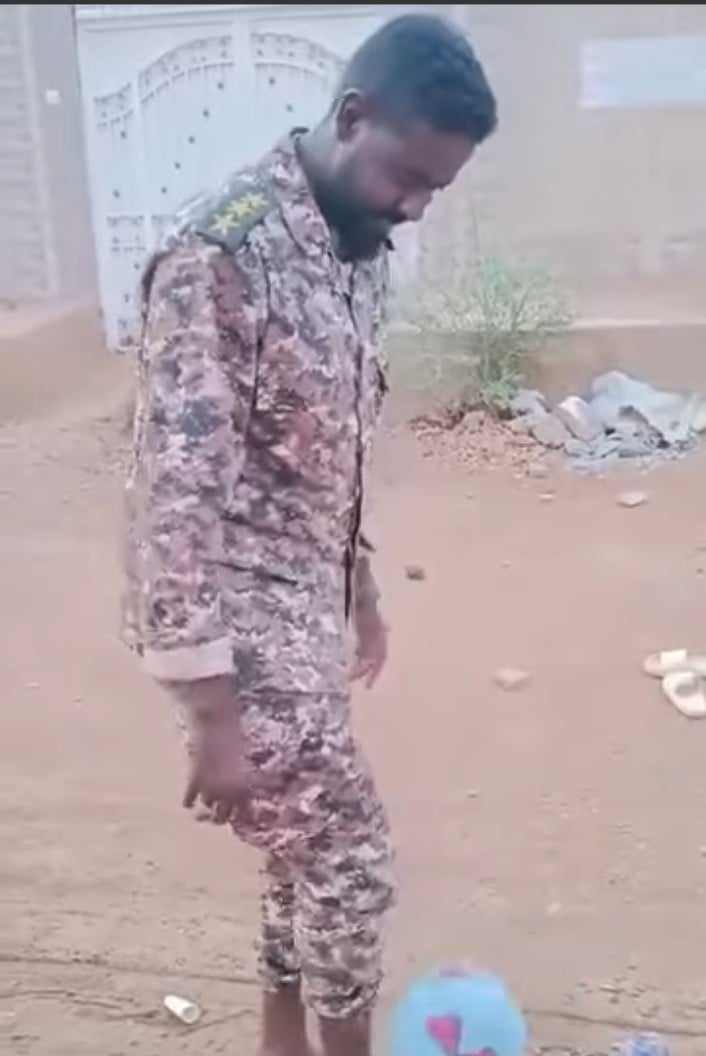 شاهد بالصورة والفيديو.. ضابط بالقوات المسلحة يستعرض مهاراته الكروية ويشارك أطفال الحي لعب كرة القدم 10 451705721 1008766170554869 7196680387111163623 n