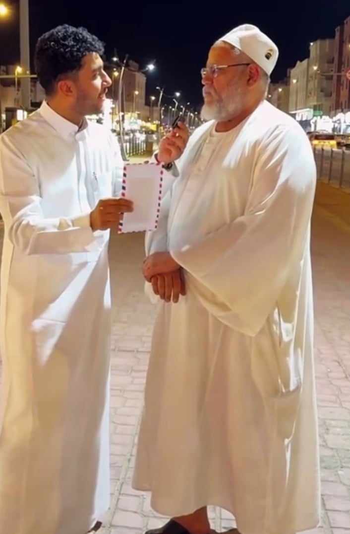 شاهد بالصورة والفيديو.. سوداني بالمملكة العربية السعودية يحصل على جائزة مالية في الشارع العام بعد موقف قدم فيه الخير لغيره قائلاً: (حب لأخيك ما تحب لنفسك) 10 451753533 453986067525166 5825636885013076699 n