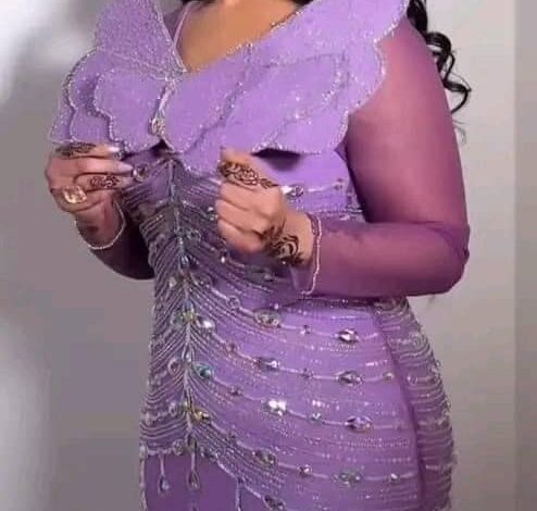 شاهد بالفيديو.. عروس الفن السوداني ريماز ميرغني تبهر المتابعين بجلسة تصوير خاصة في ليلة زواجها 1 452109447 1325740575478070 6308562067267201869 n