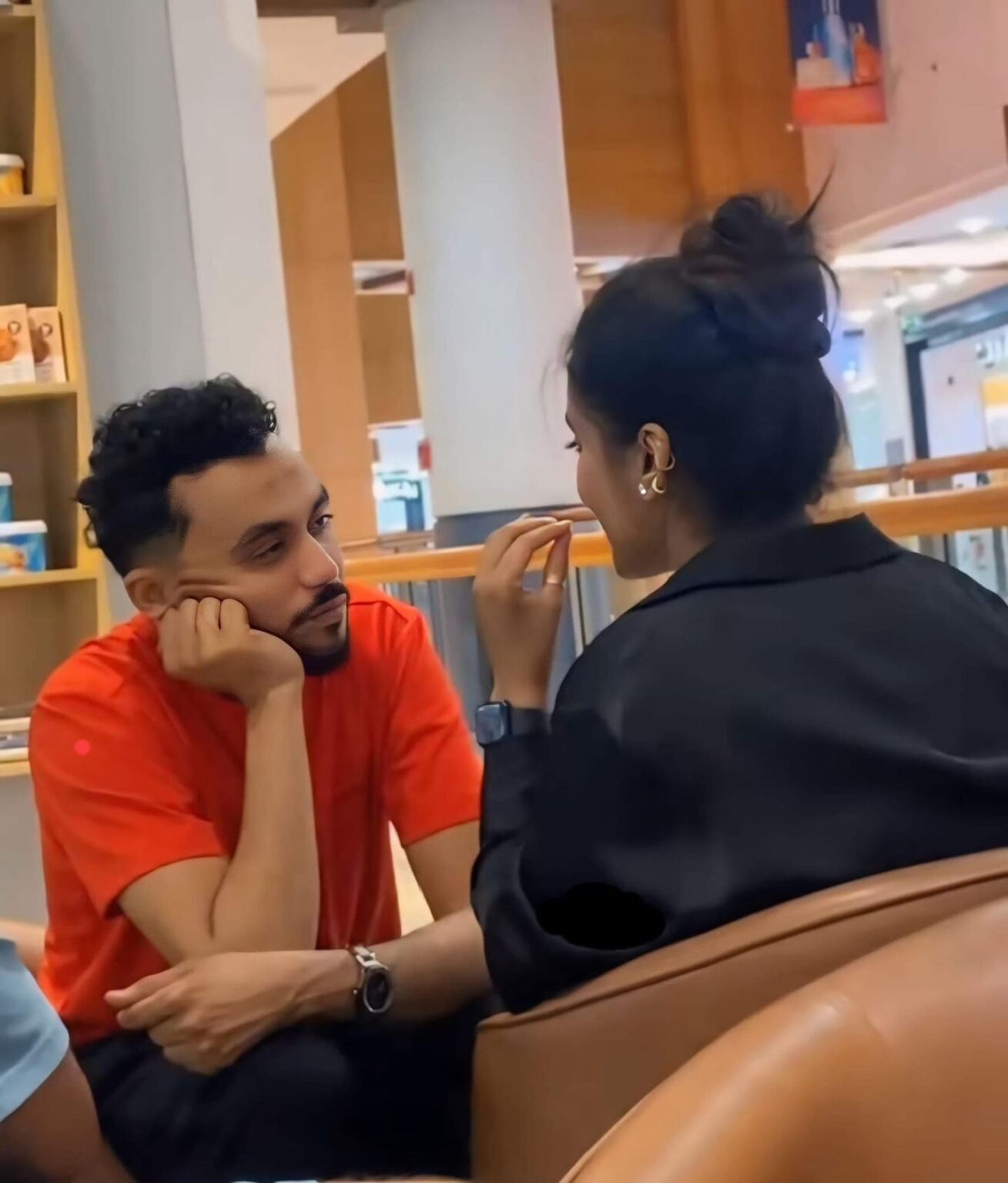 شاهد بالصور والفيديو.. سافر عبر المطارات وحمل معه الورود لمصالحة “حبيبته”.. ما هي قصة الشاب السوداني “حسن” التي تصدرت “الترند” وشغلت الرأي العام 453246672 1207829160367496 4552415253695020949 n