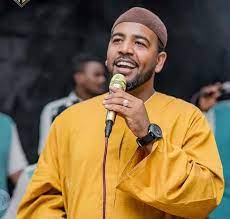 شاهد بالفيديو.. عضو "كورس" بفرقة الفنان أحمد محمد عوض يثير غضب جمهور مواقع التواصل بعد تقديمه وصلة رقص "فاضحة" خلال حفل للعميد بأبوظبي 1 احمد محمد عوض