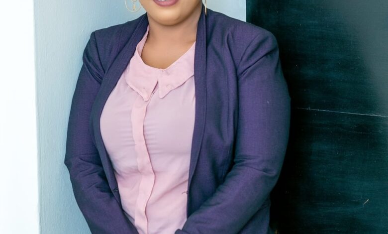 بعد تهديداته المتكررة.. الصحفية رشان أوشي توجه نصيحة لزميلها راشد نبأ: (يا زميل ما تملأ يدك من السراب.. وانصحك ما تخرب وش وتزيد العداوات اكتر لانك عاجلاً ام آجلاً حترجع تعتذر للبرهان والكيزان والبلابسة) 1 رشان أوشي