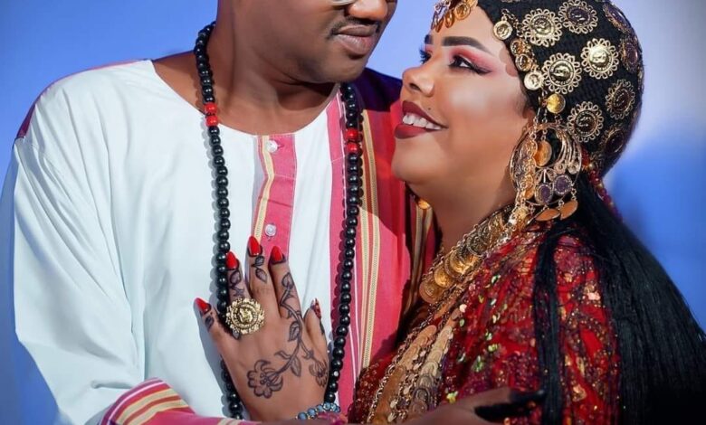 شاهد بالصورة والفيديو.. ظهرت بــ"جرتق" العروس.. فنانة سودانية تثير ضجة إسفيرية واسعة بفيديو كليب مع عريسها وهما يتبادلان الأحضان في مشاهد رومانسية 1 هالة عمر
