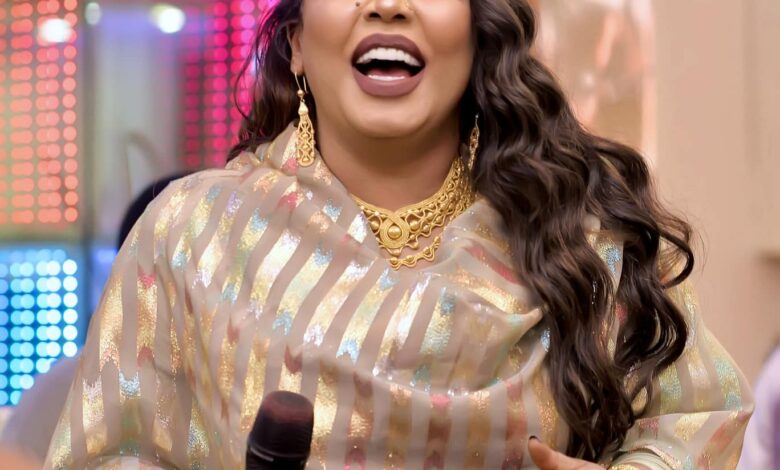 شاهد بالفيديو.. الفنانة هدى عربي تدخل في نوبة ضحك هستيرية بعد تعليق معجب قال فيه: (السلسل دا لو جرحك ما بخلي فراشة حايمة في الدنيا) 1 هدى عربي تضحك