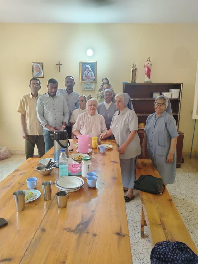 القوات المسلحة تجلي راهبات جمعية الساليزيان الكاثوليكية الايطالية 10 راهبات