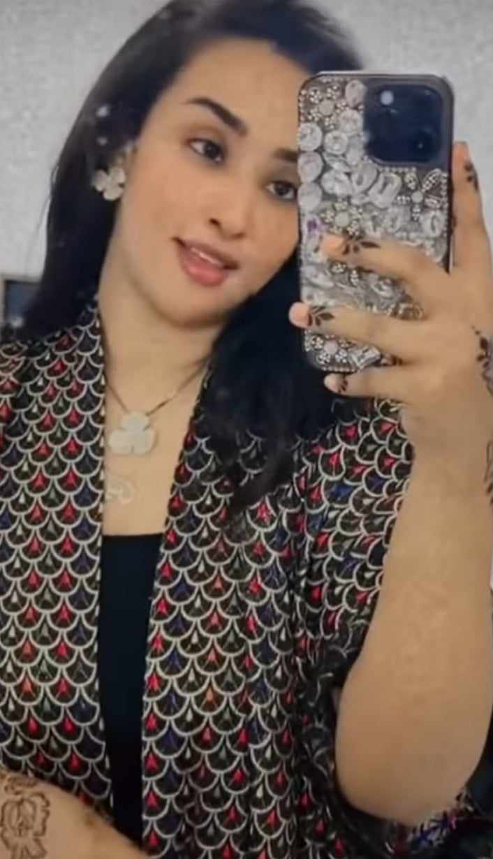 شاهد بالصورة والفيديو.. حسناء سودانية تخطف قلوب المتابعين وهي تستعرض جمالها على أنغام أغنية الفنانة ندى القلعة 10 451623617 8079221558801759 6785819590825086905 n