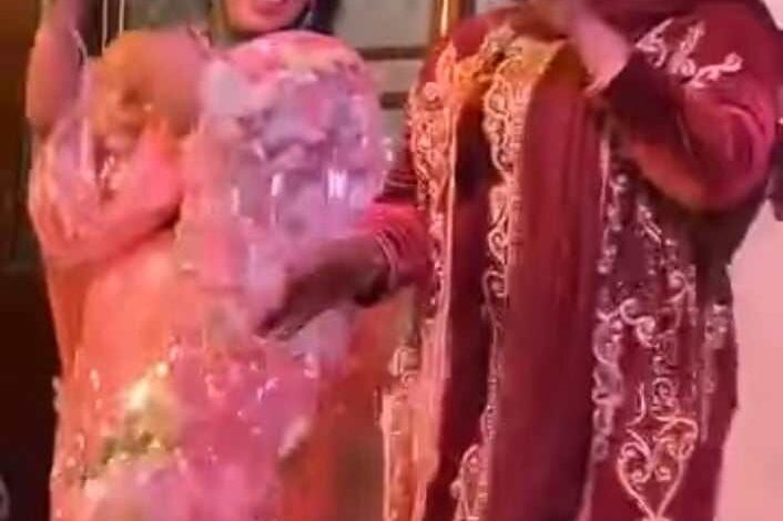 شاهد بالصورة والفيديو.. بسخريتها المعهودة.. الفنانة إنصاف مدني تقلد سيدة وقفت بجوارها وقدمت وصلة رقص مثيرة 1 452659725 1937980333321494 2246701043880893490 n