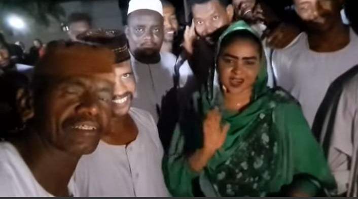شاهد بالصورة والفيديو.. على طريقة المعجبين مع آية أفرو بالسعودية.. رجال سودانيون يحاصرون "حسناء" بالولاية الشمالية ويحتفلون بها ويطلقون عليها لقب "البرنسيسة" 1 453716257 8190396757684385 7386822858335985676 n