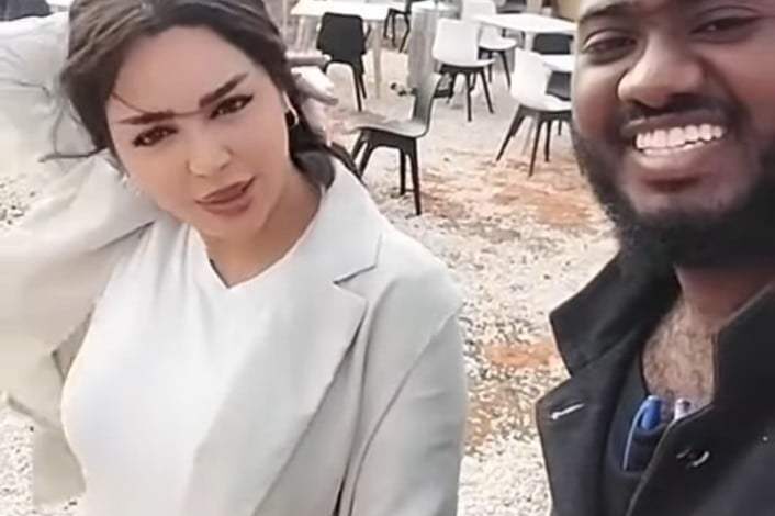 شاهد بالصورة والفيديو.. شاب سوداني يوقف حسناء خليجية فائقة الجمال.. يصور مقطع معها ويتغزل فيها (شوفتك بالدنيا كلها) والجمهور يسخر: (الإنبراش على أصوله) 1 453995575 471343359046197 6633835307976584724 n