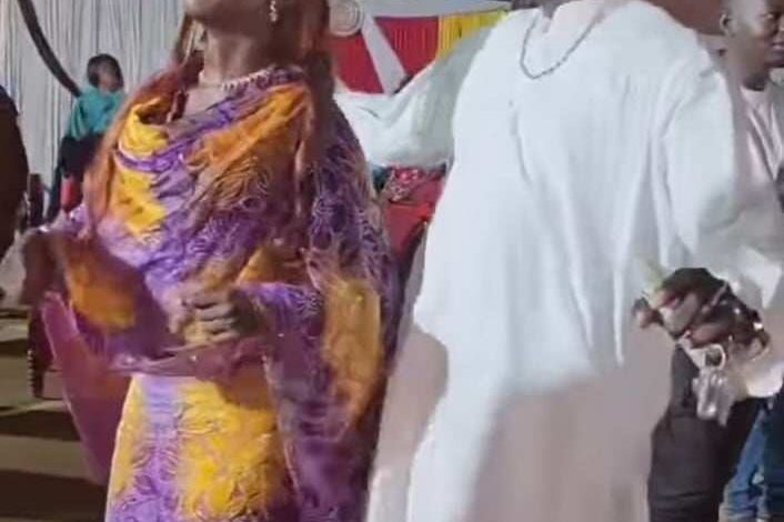شاهد بالصورة والفيديو.. بالزي القومي السوداني.. مواطن جنوب سوداني يقدم فواصل من الرقص الجميل مع زوجته على أنغام أغنية الربابة (الأخدر البتحرن) ومتابعون: (جنوبنا الحبيب وشعبه الطيب) 1 454553315 493124506778311 1869680137081338058 n