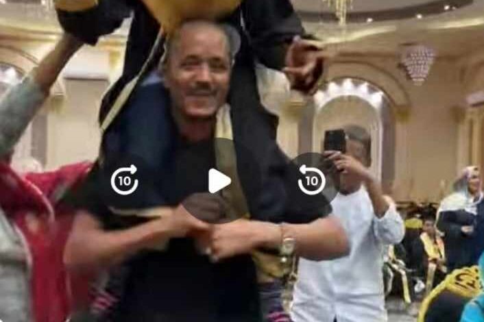 شاهد بالصورة والفيديو.. شاب سوداني يفاجئ شقيقته ويحملها على كتفه بعد تكريمها ضمن عدد من المتفوقين بمدرسة سودانية بالقاهرة ومتابعون: (فعلاً الأخ سند) 1 454739818 519265157293030 3075820181118894410 n