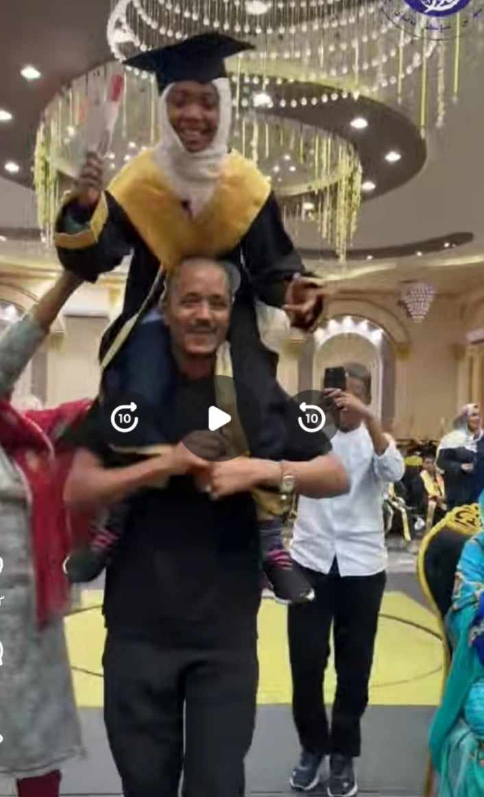 شاهد بالصورة والفيديو.. شاب سوداني يفاجئ شقيقته ويحملها على كتفه بعد تكريمها ضمن عدد من المتفوقين بمدرسة سودانية بالقاهرة ومتابعون: (فعلاً الأخ سند) 10 454739818 519265157293030 3075820181118894410 n