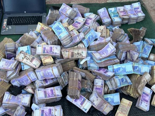 شاهد بالفيديو.. أموال طائلة "مشتتة" على الأرض بإحدى الطرق السفرية في السودان ومواطنون يتسابقون على جمعها ويفشلون بسبب كمياتها الكبيرة 10 أموال سودانية على الارض