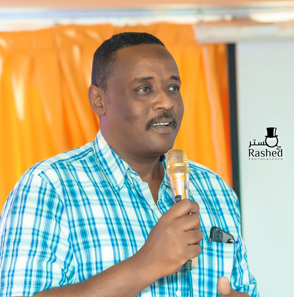 شاهد.. سيدة سودانية تبعث برسالة غاضبة للراصد الجوي الشهير المنذر الحاج وتثير ضحكات جمهور مواقع التواصل 10 الراصد الجوي المنذر