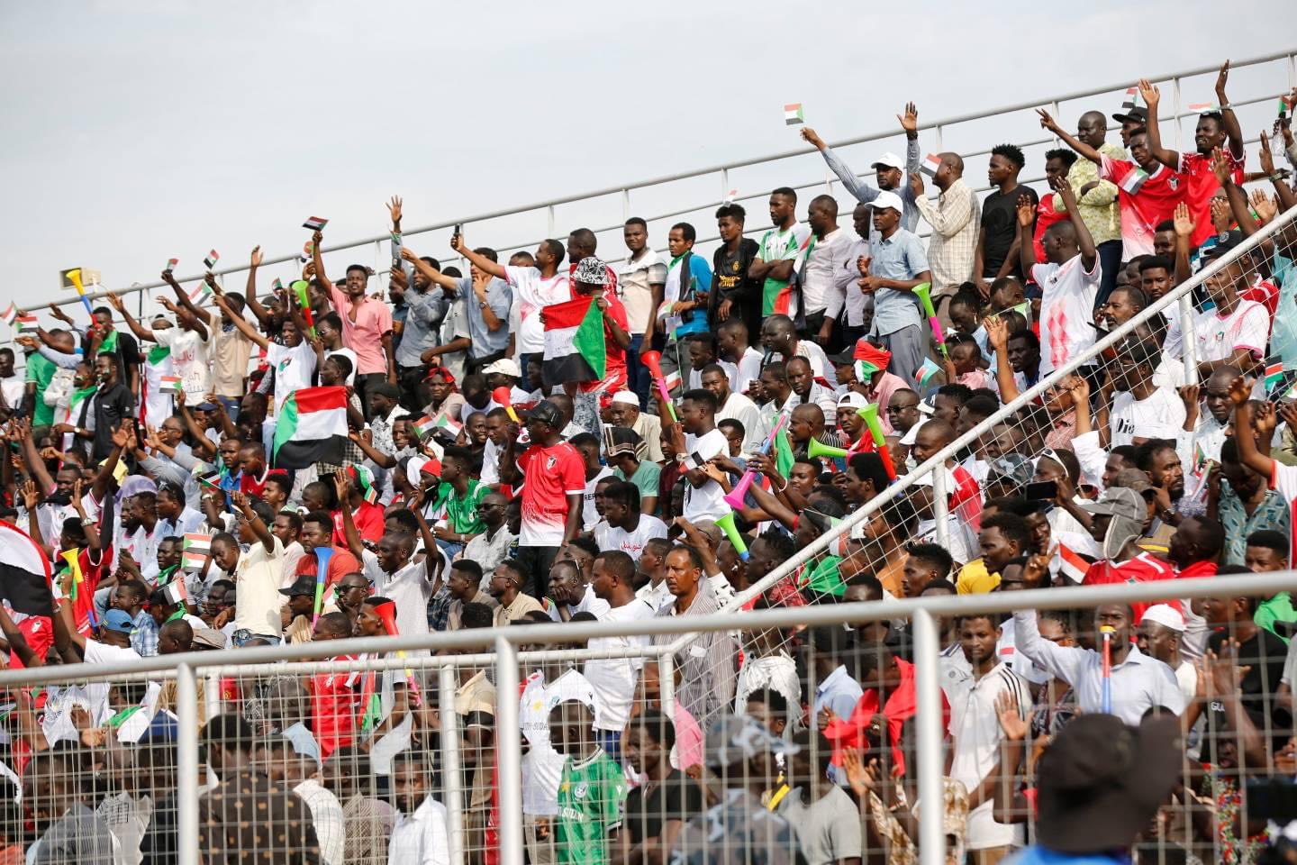 شاهد بالفيديو.. جمهور جنوب السودان يؤازر منتخب السودان بقوة في مباراته ضد النيجر ويهتف ويغني للاعبين بعبارة البرهان الشهيرة (دبل ليهو) 10 جمهور جنوب السودان