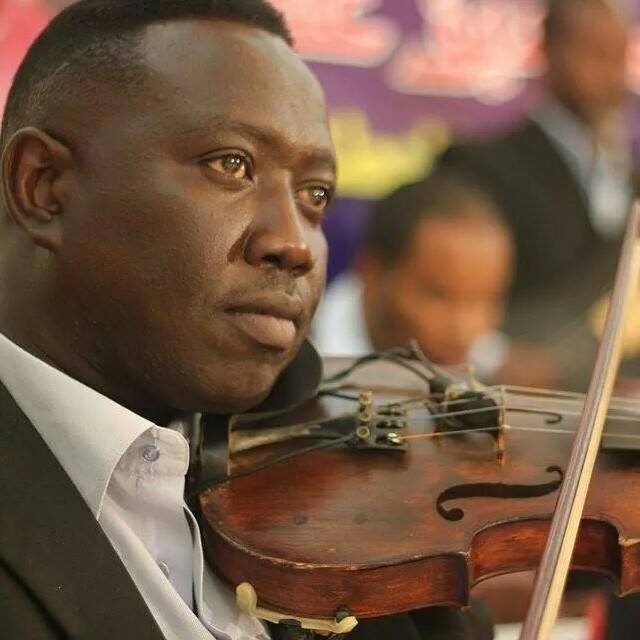 عاجل.. الموت يغيب عازف "الكمان" السوداني المعروف "حذيفة" 10 حذيفة2