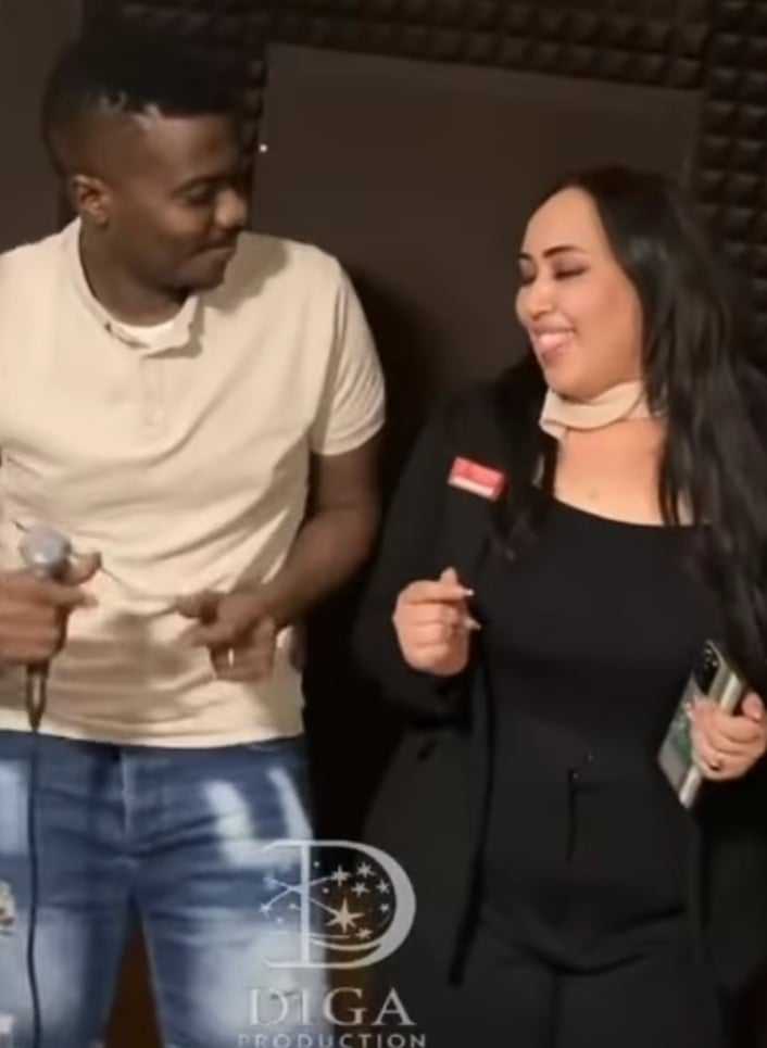 شاهد بالفيديو.. "الكورس" المثير للجدل "عكرمة" يدخل في وصلة رقص مثيرة مع حسناء شبيهة الفنانة هدى عربي خلال بروفة غنائية للفنان أحمد محمد عوض بالقاهرة 10 457356731 2199487383766704 385469819752008606 n