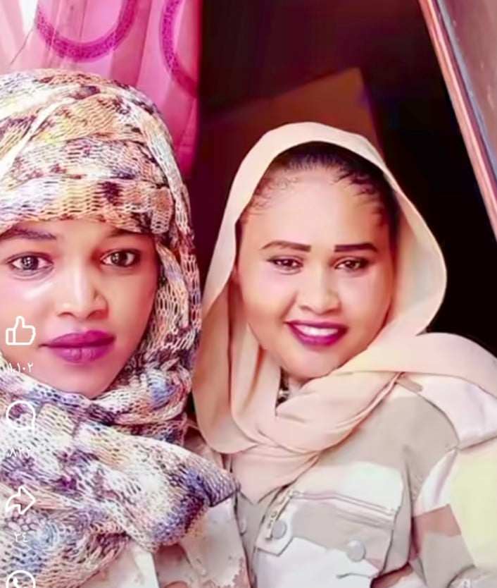 شاهد بالصورة والفيديو.. فتيات تابعات لقوات الدعم السريع يثرن سخرية الجمهور بعد تلويحهن بإشارات فاضحة وغير أخلاقية (نحنا نمور وأسود وعيال دقلو ببلوا بل حار) 10 457624835 440355709042853 6396161418967434335 n