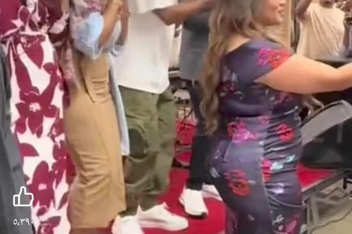شاهد بالصورة والفيديو..بأزياء مثيرة للجدل.. حسناوات سودانيات يتفاعلن في الرقص مع الفنان علي الشيخ خلال حفل حاشد 1 458245237 1898172137325956 2952291322980696344 n