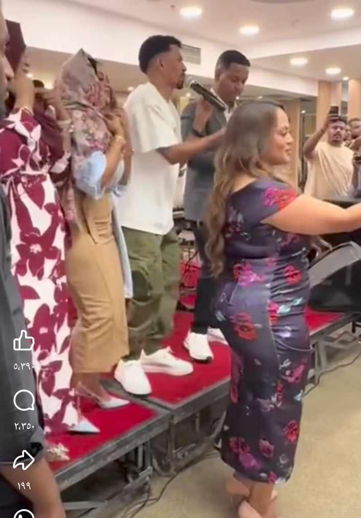 شاهد بالصورة والفيديو..بأزياء مثيرة للجدل.. حسناوات سودانيات يتفاعلن في الرقص مع الفنان علي الشيخ خلال حفل حاشد 10 458245237 1898172137325956 2952291322980696344 n