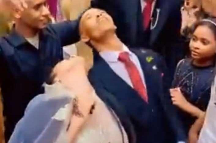 شاهد بالصورة والفيديو.. أصغر عرسان في السودان يخطفان الأضواء في ليلة زفافهما بفاصل من الرقص الهستيري بــ(الرقبة) وساخرون: (لمن كنا قدرهم هدفنا كان نشيل تلفون فيهو فيسبوك) 1 458516528 9148537295174713 7138094059410798241 n