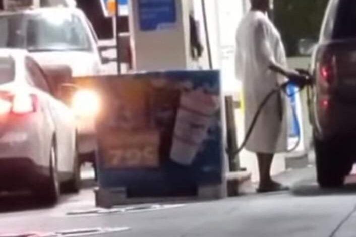 شاهد بالفيديو.. رجل سوداني يثير سخرية الجمهور بعد ظهوره بــ(العراقي) داخل إحدى محطات الوقود في لوس أنجلوس وساخرون: (اللبس السوداني جميل لكن ما لدرجة تمشي عريان ياعمو) 1 458575256 1255877739196862 4173186537577788942 n