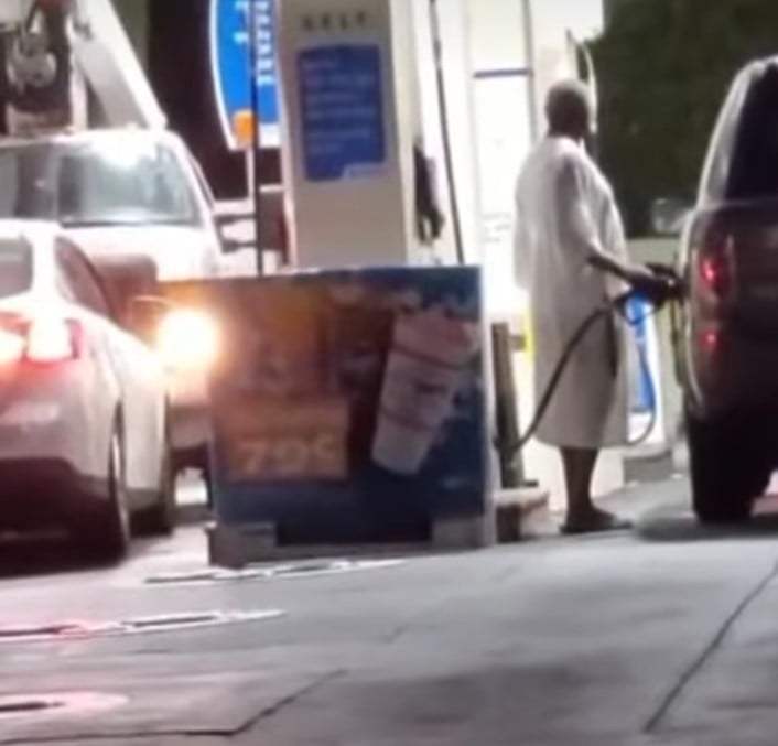 شاهد بالفيديو.. رجل سوداني يثير سخرية الجمهور بعد ظهوره بــ(العراقي) داخل إحدى محطات الوقود في لوس أنجلوس وساخرون: (اللبس السوداني جميل لكن ما لدرجة تمشي عريان ياعمو) 10 458575256 1255877739196862 4173186537577788942 n