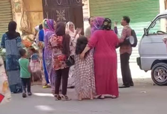 شاهد بالصورة والفيديو.. على أنغام "الطبلة" المصرية.. نساء سودانيات يحتفلن ويرقصن ويطلقن الزغاريد في الشارع العام بحي فيصل بالقاهرة 10 459170209 2020252145071112 5164029643516527937 n