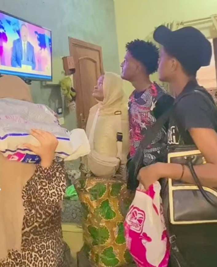 شاهد بالصورة والفيديو.. مقطع مؤثر.. سودانيون في مصر يحملون حقائبهم ويتابعون التلفاز في انتظار تحرير الجيش للخرطوم ليعودوا لمنازلهم 10 459588631 1518968725417233 2545650900841193174 n