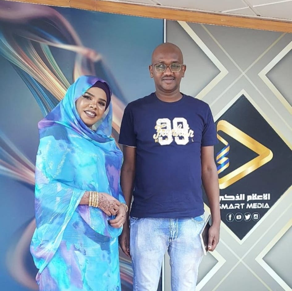 شاهد بالصورة.. الفنانة السودانية هالة عمر تتغزل في زوجها وتثير اهتمام الجمهور: (وجدي حبيبي فيهو كل الصفات السمحة) وساخرون: (تاني ما تغني لينا أغاني الشلب ومرتك مالي مالها) 461084822 981530010653342 2462512046128821040 n