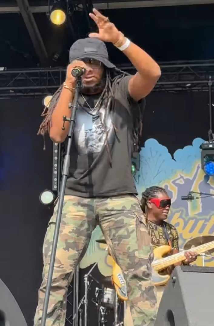 شاهد بالصورة والفيديو.. فنان سوداني يغني في حفل في أوروبا بــ(تشيرت) عليه صورة الشهيد محمد صديق ويحظي باشادات واسعة 10 461170480 1107154518091577 5490402003829476826 n