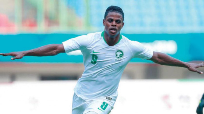 بالصورة.. من القصص الرائعه في حياة لاعبي كرة القدم.. رجل سوداني ينقذ موهبة لاعب سعودي ويتسبب في عودته من غينيا إلى السعودية ليتحول بعدها لواحد من أشهر المهاجمين بالمملكة 6190330bb55a8