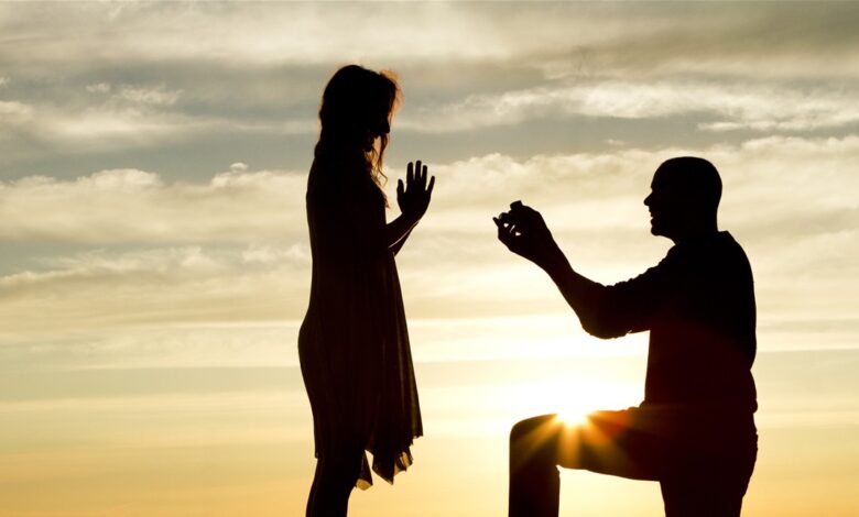 شاهد بالفيديو.. شاب سوداني يجثو على ركبته ليقدم "دبلة" الخطوبة لحبيبته والجنس اللطيف يعلق: (نحنا لينا الله ويا حليلنا نحنا خمونا ساي) 1 Doc P 857107 637655751306065450