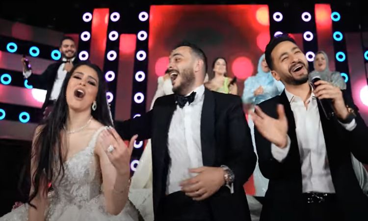 شاهد بالفيديو.. الفنان المصري حمادة هلال والفنانة هدى عربي والمطرب علي الشيخ يغنون في حفل زواج رجل أعمال سوداني وإحدى الحسناوات 1 resize 1