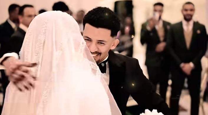 شاهد.. فيديو مسرب يظهر الفنان علي الشيخ وزوجته وهما يقدمان وصلة رقص مثيرة في لحظات الجرتق والجنس اللطيف: (أخير شفنا عروس علي الشيخ الداسيها مننا) 1 علي الشيخ زواج