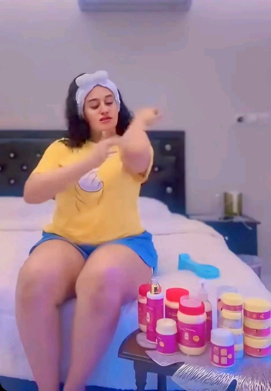 شاهد بالصورة والفيديو.. المودل آية أفرو تثير ضجة إسفيرية غير مسبوقة وتظهر داخل غرفتها بــ(الشورت) القصير أثناء عرضها لكريمات البشرة التي تستخدمها وساخرون: (جنيتي رسمي) 10 آية أفرو