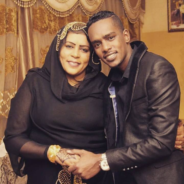 شاهد بالفيديو.. (أنا اتكفت واتعمرت فيني الطبنجة).. الفنان شريف الفحيل يقلد المطربة مروة الدولية بطريقة مضحكة 10 الفحيل وامه