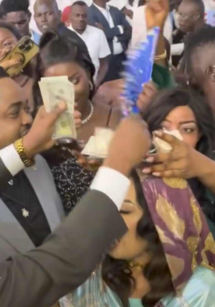 شاهد بالصورة والفيديو.. الفنانة إيمان الشريف تحصل على نقطة طائلة من "الدولار" خلال حفل بمدينة جوبا وساخرون: (بتفكيها بنكك ولا بترجعي بيها الإمارات؟) 10 461162796 852250297046208 6987866412273477522 n