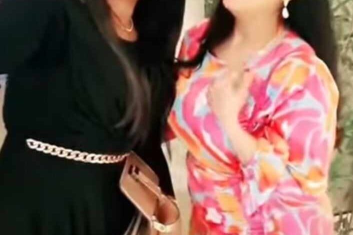 شاهد بالصورة والفيديو.. على أنغام (عاد الحبيب المنتظر) الفنانة ريماز ميرغني تبهر المتابعين بإطلالة ساحرة من القاهرة مع صديقتها المطربة مكارم بشير 1 461166009 1613360789614880 1560614744225735486 n