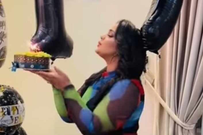 شاهد بالصور والفيديو.. "بلوجر" سودانية فائقة الجمال تشعل مواقع التواصل باحتفالها بعيد ميلادها ال "19" 1 461167298 2537697376431266 846221044297087032 n