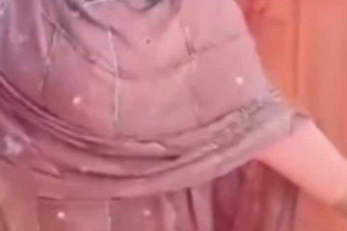 شاهد بالصورة والفيديو.. حسناء سودانية تشعل مواقع التواصل الاجتماعي بوصلة رقص مثيرة على أنغام "الربابة" والجمهور يتغزل: (عوم يا وز وبصدرك هز) 1 461560934 8245148452264672 5696573785276153585 n