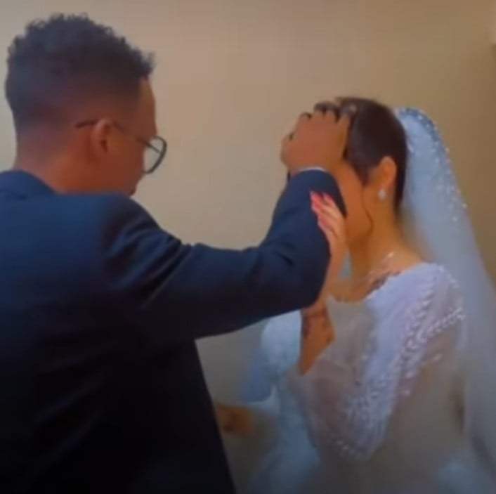 شاهد بالفيديو.. في أجواء رومانسية عريس سوداني يحضن عروسته ويضع يده على رأسها ليحصنها بآيات قرانية خوفاً عليها من الحسد والسحر والجنس اللطيف: (نحنا يجينا السيل وتطير عيشتنا) 10 461823683 559771540046092 4468134681324602130 n