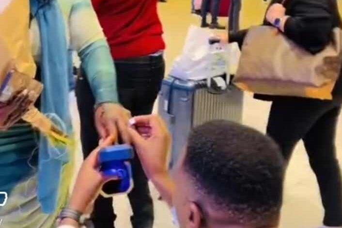 شاهد بالصور والفيديو.. شاب سوداني يستقبل حبيبته داخل أحد المطارات بفرنسا ويجلس على الأرض ويلبسها خاتم الخطوبة وسط إعجاب المسافرين والجمهور يعلق: (الجنقو مسامير الأرض) 1 461831791 3006849859454546 5510873287585297959 n