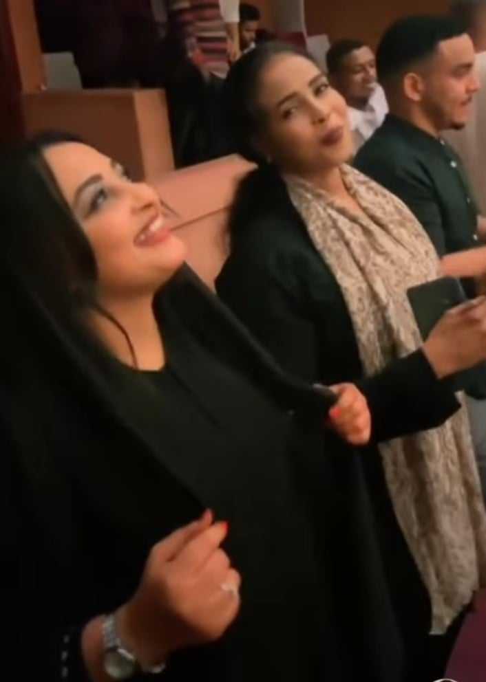 شاهد بالصورة والفيديو.. حسناوات سودانيات يشعلن السوشيال ميديا بوصلة رقص مثيرة والجمهور يتغزل: (نار ولهب سكن القلب) 10 461836020 423465387439187 3282555155071465439 n