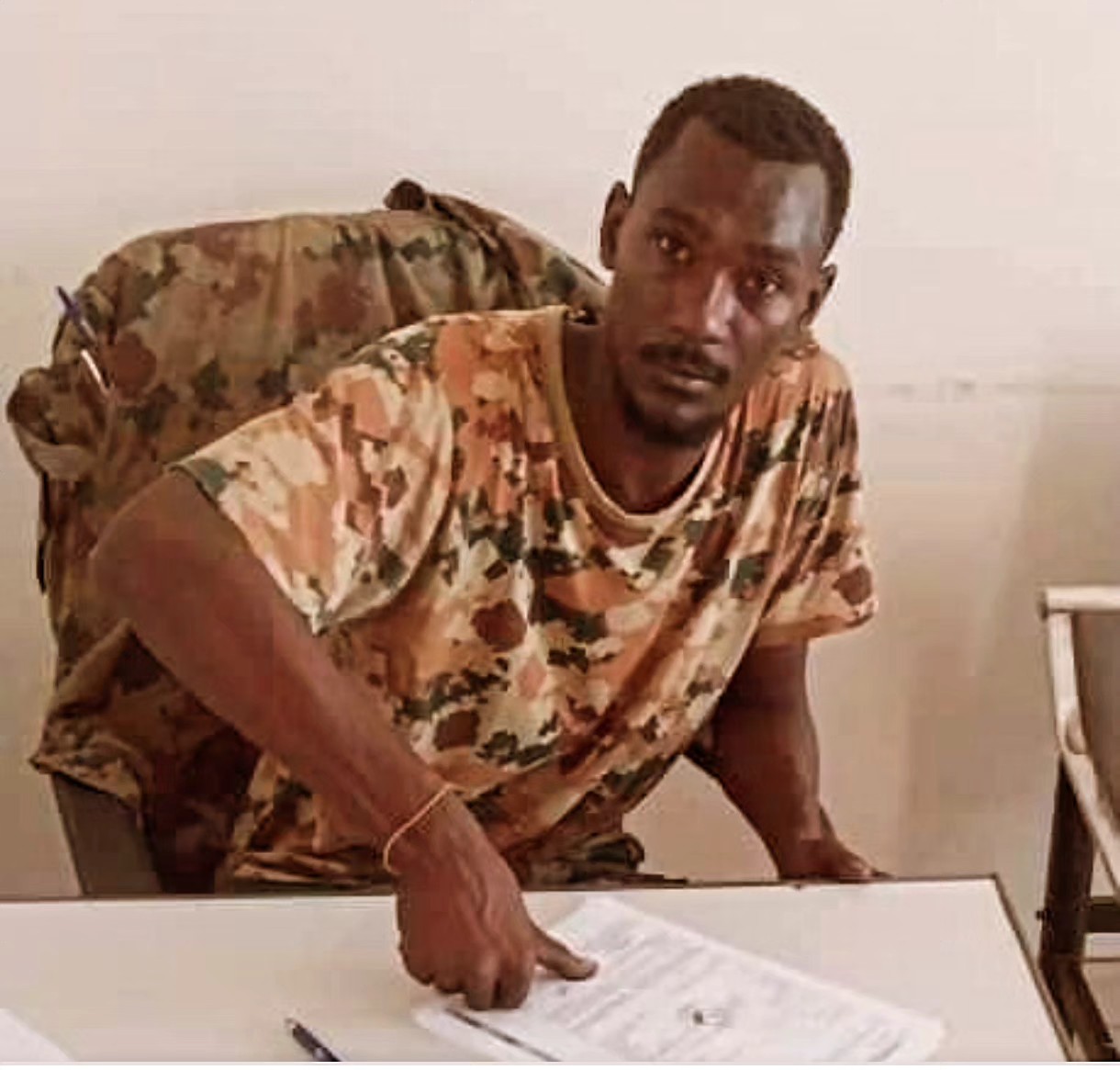 شاهد بالصورة.. نادي بالدوري السوداني الممتاز يعيد قيد حارسه من داخل قاعدة عسكرية 2 461954098 554729040565811 5569113968598091364 n