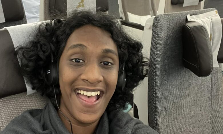 شاهد بالصورة.. من داخل الطائرة.. الناشط الشهير منذر محمد يتصدر قائمة المشاهير العائدين إلى السودان من جديد 1 462211786 3811752885808991 1676489606597057382 n 1