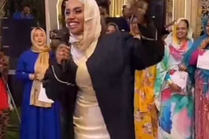 شاهد بالصورة والفيديو.. خريجة سودانية من إحدى كليات التمريض فقدت والدها تبعث برسالة مؤثرة لوالدتها الحاضرة حفل تخرجها بالقاهرة وتتسبب في بكاء الحاضرين 1 462254313 554095180494674 7797852176076107863 n